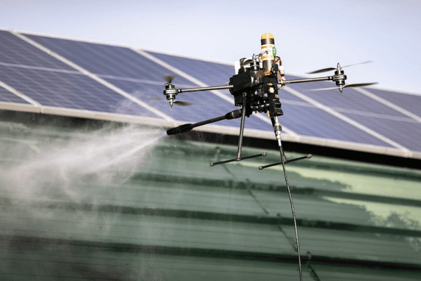 Nettoyage d'une toiture avec un drone pulvérisateur