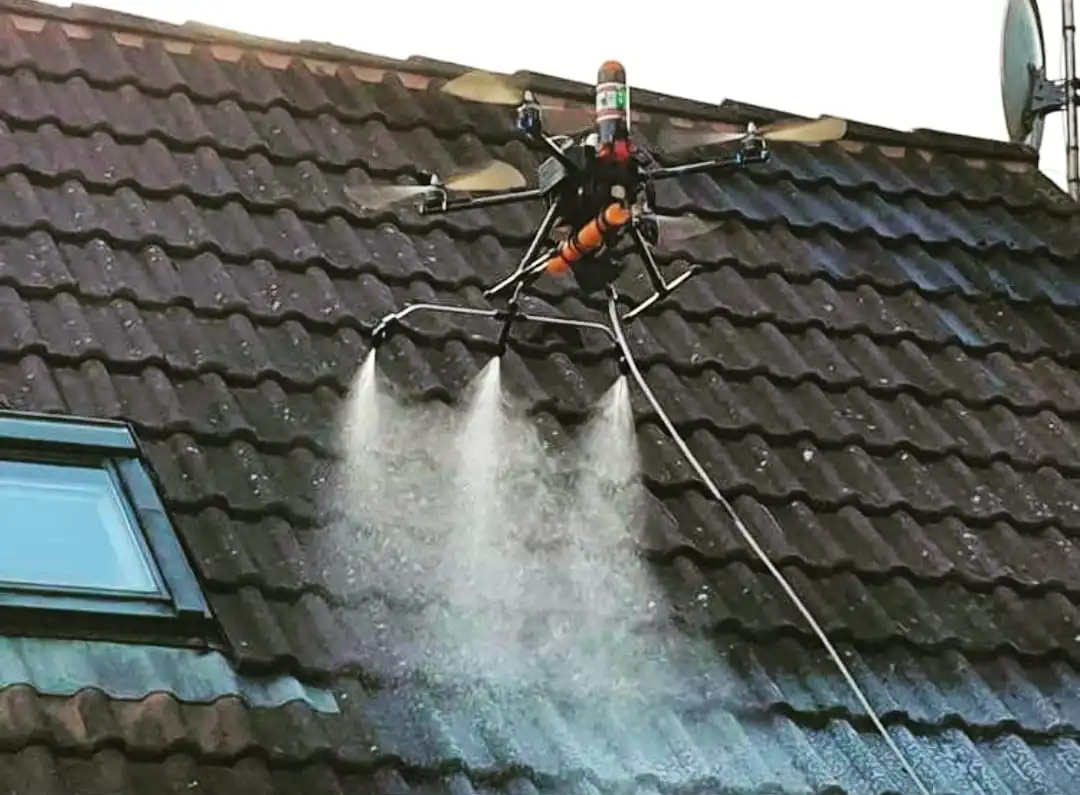 Opération de nettoyage de toiture par drone à La Ferté‑sous‑Jouarre Drone en opération de nettoyage de toiture à La Ferté‑sous‑Jouarre